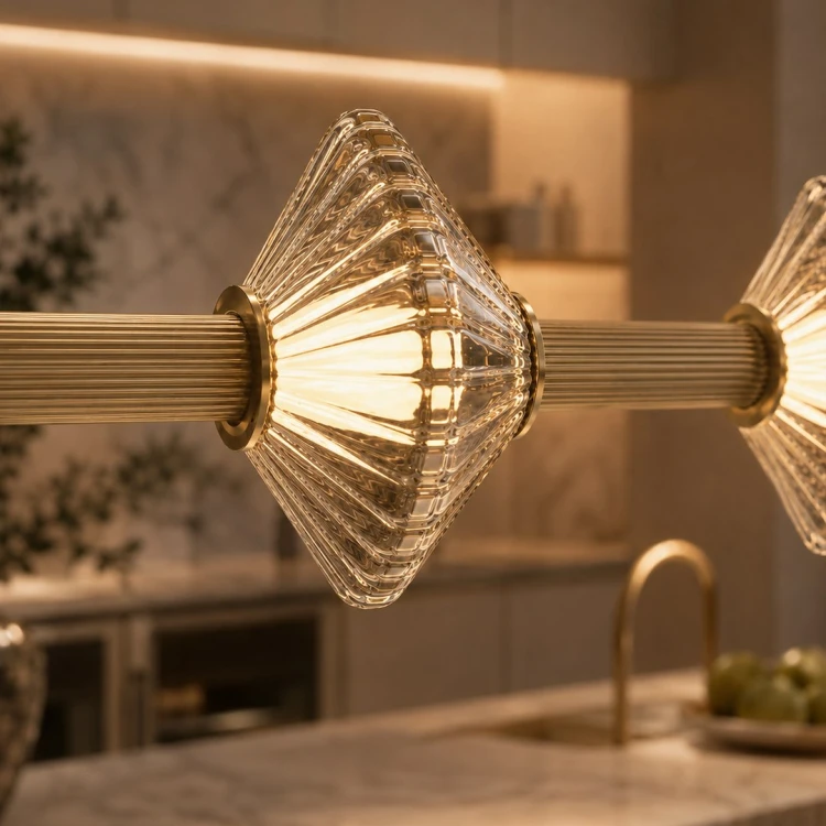 Złota lampa nad stół PADRE ML2799 Milagro posiada trzy szklane klosze tworzące dekoracyjne refleksy. LED 18W zapewnia 1080 lm oraz ciepłą barwę 3000K. Szerokość 80 cm i regulowana wysokość 30–140 cm pasują także nad wyspę.