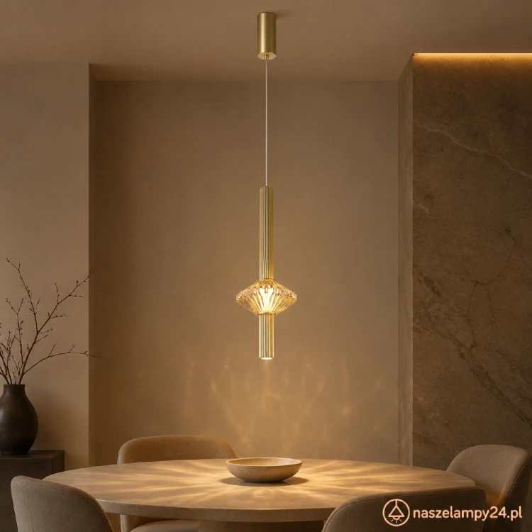Milagro PADRE ML2797 to złota lampa sufitowa LED z ozdobnym szklanym kloszem. Ciepłe światło 3000K sprzyja wypoczynkowi, a regulowana wysokość 60–160 cm pozwala zawiesić ją przy łóżku, nad stołem, wyspą kuchenną lub barkiem.