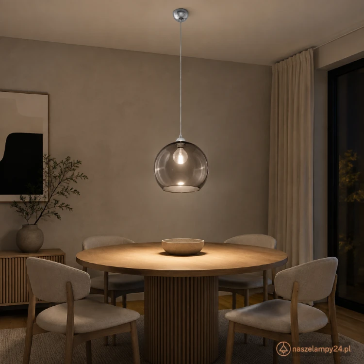 Grafitowa lampa wisząca BALL Sollux SL.0250 ma szklany klosz w kształcie kuli o średnicy 30 cm. Oprawa 1xE27 umożliwia dobór barwy światła. Doskonała do salonu, jadalni, sypialni oraz nad blat lub wyspę kuchenną.
