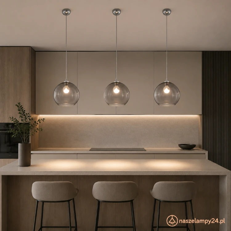 BALL SL.0250 marki Sollux to lampa wisząca z transparentnym grafitowym kloszem ze szkła. Kula o średnicy 30 cm eksponuje żarówkę E27 i delikatnie rozprasza światło. Model sprawdzi się nad stołem, barkiem oraz kuchenną wyspą.