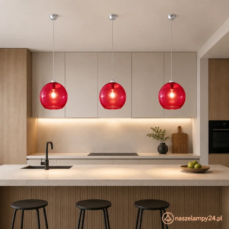 Lampa wisząca BALL 1xE27 wyróżnia się czerwonym kloszem ze szkła w kształcie kuli. Średnica 30 cm i wysokość 120 cm ułatwiają zastosowanie jej w kuchni, salonie lub jadalni. Żarówka nie znajduje się w zestawie.