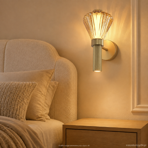 PADRE ML2793 to złota lampa ścienna LED do wnętrz glamour, modern classic i art déco. Szklany klosz efektownie rozprasza ciepłe światło 3000 K. Kinkiet Milagro o mocy 8 W i strumieniu 480 lm pasuje do salonu, sypialni i przedpokoju.