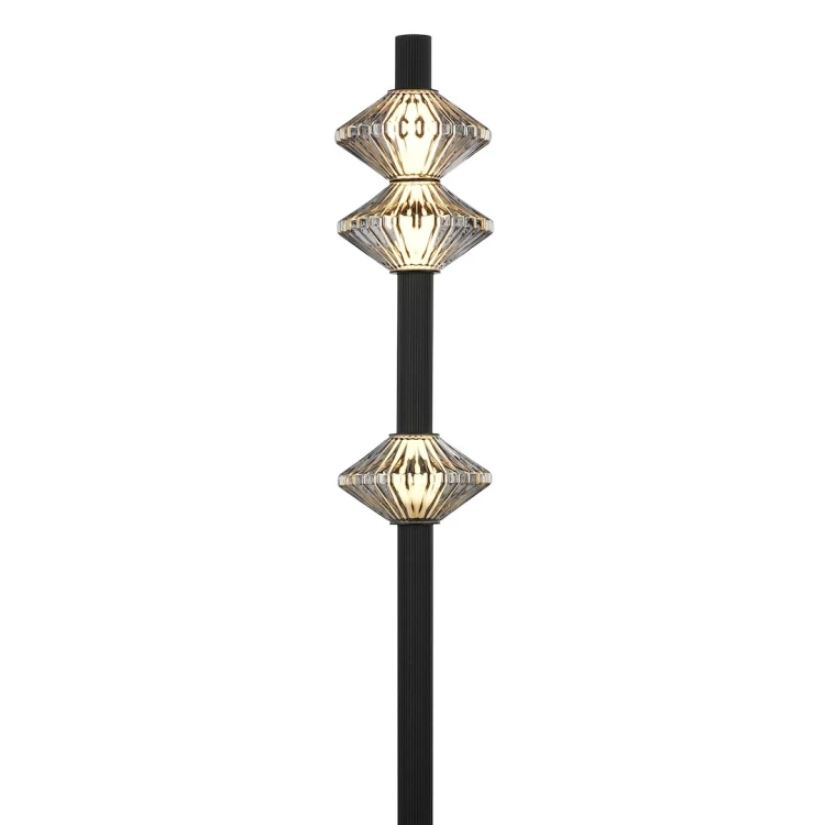 Czarna lampa stojąca PADRE ML2802 Milagro łączy smukły metalowy korpus z trzema geometrycznymi kloszami. Zintegrowany moduł LED 19 W zapewnia 1140 lm ciepłego światła 3000 K oraz efektowne refleksy na pobliskiej ścianie.
