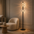 PADRE ML2802 to nowoczesna czarna lampa podłogowa LED o wysokości 164 cm. Trzy dekoracyjne klosze ze szkła efektownie załamują światło. Model oferuje moc 19 W, strumień 1140 lm i ciepłą barwę 3000 K, idealną do strefy wypoczynkowej.