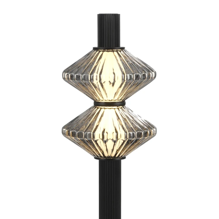 Dekoracyjna lampka LED PADRE ML2800 ma 38 cm wysokości i dwa fasetowane klosze ze szkła. Czarna oprawa pasuje do nowoczesnych wnętrz, a ciepłe światło 3000 K, moc 9 W i 540 lm tworzą przytulną atmosferę w salonie lub sypialni.