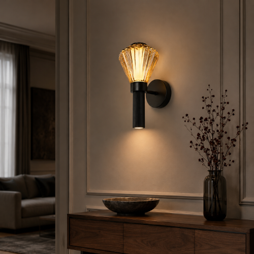 Kinkiet PADRE ML2792 to nowoczesna czarna lampa ścienna LED 8 W. Emituje ciepłe światło 3000 K o strumieniu 480 lm. Dekoracyjne szkło i światło skierowane w dół sprawdzą się w sypialni, salonie lub przedpokoju.