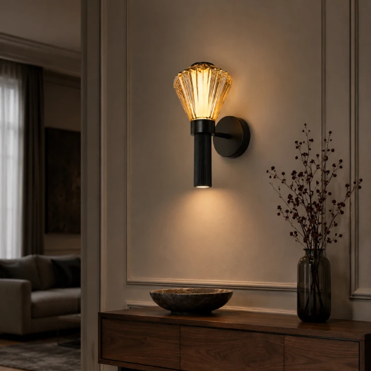 Kinkiet PADRE ML2792 to nowoczesna czarna lampa ścienna LED 8 W. Emituje ciepłe światło 3000 K o strumieniu 480 lm. Dekoracyjne szkło i światło skierowane w dół sprawdzą się w sypialni, salonie lub przedpokoju.