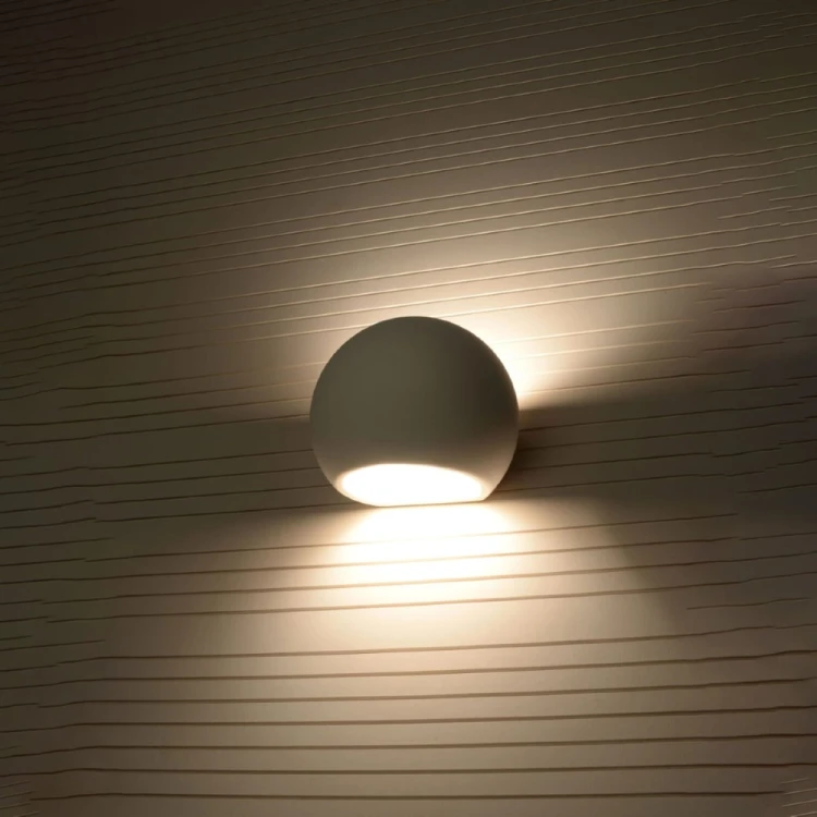 Biała lampa ścienna GLOBE Sollux SL.0032 została wykonana z ceramiki. Zaokrąglony korpus i światło skierowane w górę oraz w dół tworzą dekoracyjny efekt. Kinkiet na wymienną żarówkę E27, maks. 60 W lub LED 15 W.