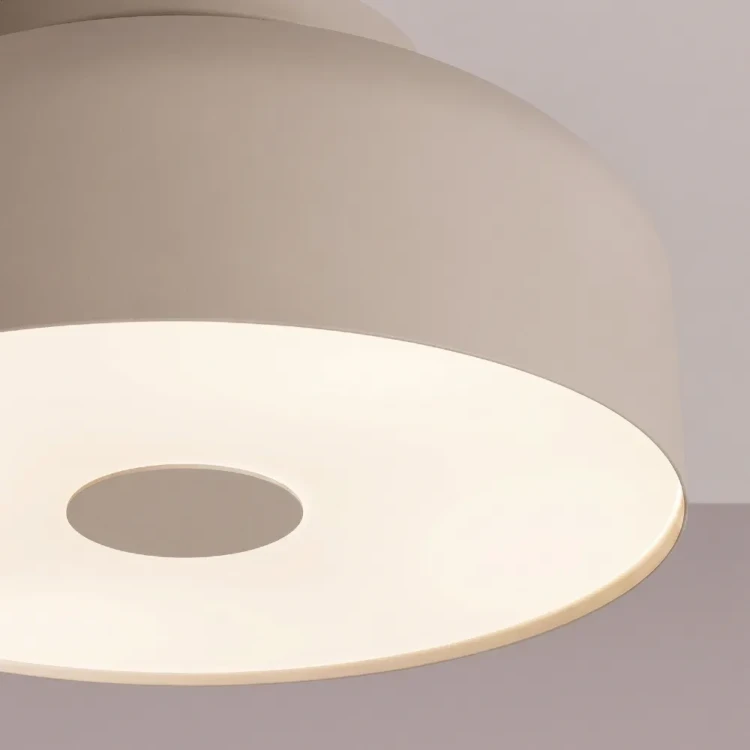 OMIQ taupe 4xE27 Sollux SL.2279 to okrągły plafon o średnicy 30 cm, odpowiedni także do niższych wnętrz. Neutralny odcień taupe łatwo zestawić z drewnem, beżem i szarością. Lampa dobrze prezentuje się w salonie, sypialni lub holu.
