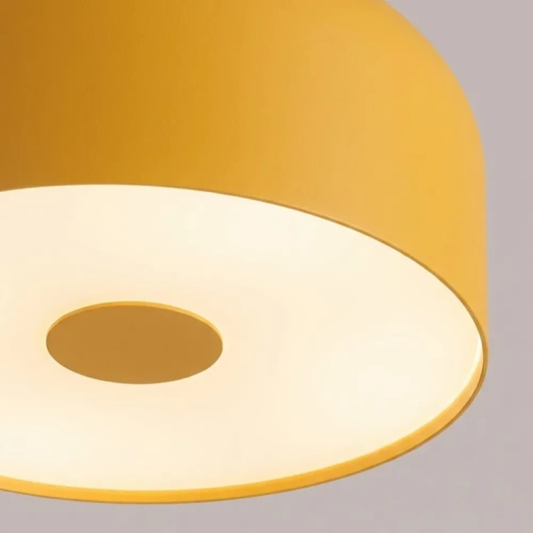 Okrągłe plafony OMIQ 4xE27 Sollux to funkcjonalne lampy montowane bezpośrednio przy suficie. Średnica 30 cm i szeroki wybór kolorów pozwalają zastosować je w salonie, sypialni, kuchni, biurze, korytarzu lub pokoju dziecięcym.
