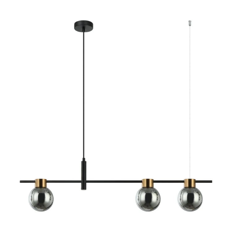Lampa z dymionymi kulami Italux PND-5225-3-BK-SG ma trzy oprawki G9 i podłużną konstrukcję o długości 91,5 cm. Połączenie czerni, złota i szkła tworzy efektowne oświetlenie nad stół w jadalni lub wyspę kuchenną.