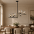 Czarno-złota lampa MESTA Italux 6xG9 wyróżnia się sześcioma bursztynowymi kloszami z nieregularnego szkła. Model o szerokości 72 cm pasuje nad stół oraz do salonu i jadalni urządzonej w stylu nowoczesnym lub modern classic.
