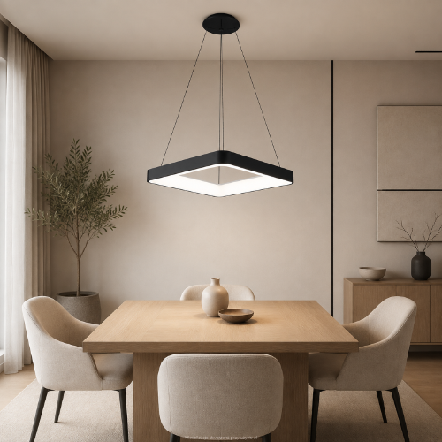 Czarna lampa LED GIACINTO Italux łączy minimalistyczną formę z funkcjonalnym oświetleniem. Kwadratowa oprawa 60 × 60 cm oferuje 2750 lm, ciepłą białą barwę i możliwość ściemniania. Idealna do jadalni, kuchni i salonu.