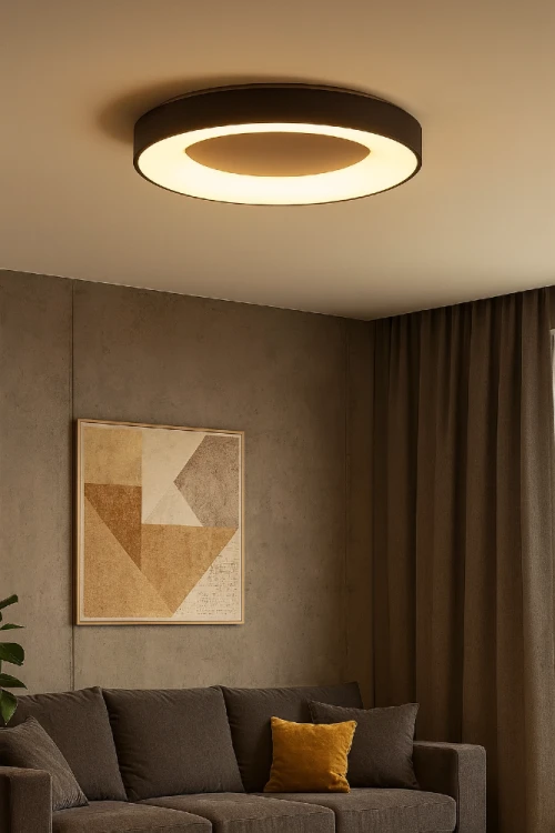 Okrągły plafon GIULIA Italux w czarnym kolorze zapewnia ciepłe światło 3000K i strumień 2200 lm. Ta nowoczesna lampa sufitowa LED 40W uzupełni salon, jadalnię, sypialnię lub przedpokój. Promocja: 671 zł. Dostępne ostatnie sztuki.