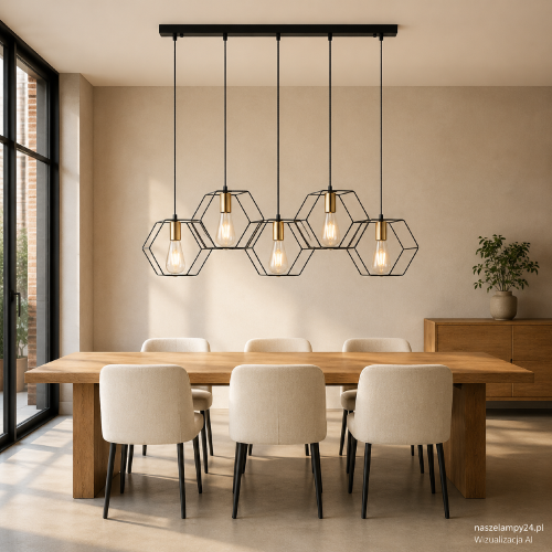 Czarno-złota lampa sufitowa AINA PND-74889-5-BK ma pięć ażurowych kloszy i oprawek E27. Geometryczna konstrukcja ze stali podkreśli loftową jadalnię, salon lub kuchnię. Zawieszenie można skrócić z maksymalnych 100 cm.