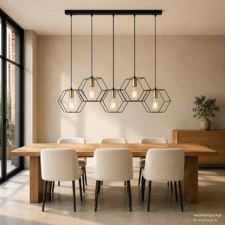 Czarno-złota lampa sufitowa AINA PND-74889-5-BK ma pięć ażurowych kloszy i oprawek E27. Geometryczna konstrukcja ze stali podkreśli loftową jadalnię, salon lub kuchnię. Zawieszenie można skrócić z maksymalnych 100 cm.