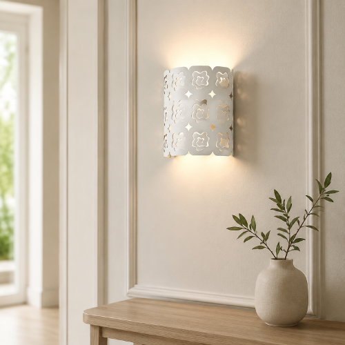 Lampa ścienna MILESIA Italux w białym kolorze. Ażurowy metalowy klosz z kwiatowym wzorem efektownie rozprasza światło. Kinkiet pasuje do sypialni, salonu, przedpokoju i holu. Wysokość 18 cm, 1 × G9 40 W, żarówka halogenowa w komplecie.
