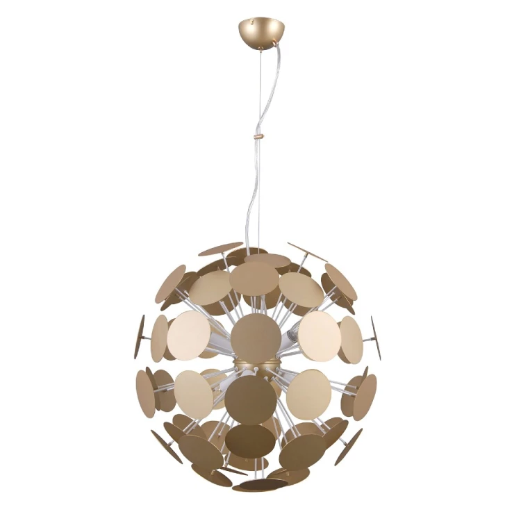 Złota lampa sufitowa MAILONE AD20180/6D GD to dekoracyjny żyrandol ze stali do eleganckich i nowoczesnych wnętrz. Kulista forma sprawdzi się w salonie, sypialni, jadalni i holu. Średnica 50 cm, 6 × E14 40 W, możliwość skrócenia zawieszenia.