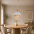 Biało-złota lampa wisząca LANTA Italux Ø40 cm łączy nowoczesną formę z dekoracyjnym ryflowaniem. Złote wnętrze klosza podkreśla ciepłe światło. Idealna lampa nad stół, wyspę kuchenną lub barek. Gwint E27.