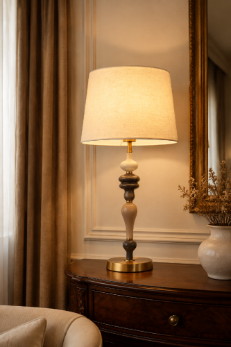 Elegancka lampka stołowa MOREN marki Italux łączy antyczny brąz, morelowe detale i klasyczny abażur z tkaniny. Model o wysokości 60 cm posiada oprawkę E27 oraz włącznik na przewodzie.