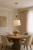 Elegancka lampa wisząca MOREN marki Italux zachwyca abażurem z tkaniny oraz dekoracyjnymi detalami w antycznym brązie i morelowym kolorze. Średnica 34 cm, gwint E27 i możliwość skrócenia przewodu pozwalają dopasować ją do wnętrza. Zapewnia ciepłe światło.