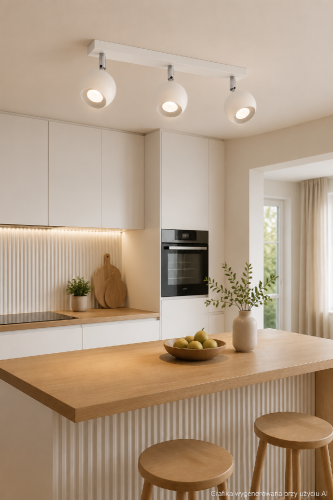 Biały plafon OCULARE 3xGU10 Sollux SL.0439 łączy minimalistyczny wygląd z funkcjonalnym oświetleniem. Metalowa konstrukcja i trzy punkty świetlne sprawdzą się w nowoczesnej kuchni, salonie, sypialni, przedpokoju lub domowym biurze.