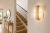 Drewniany kinkiet FENIKS Sollux SL.0077 to nowoczesna lampa ścienna ze szklanymi panelami. Oprawa mieści jedną żarówkę E27 do 60 W lub LED do 15 W. Naturalna kolorystyka pasuje do wnętrz skandynawskich, nowoczesnych i minimalistycznych.