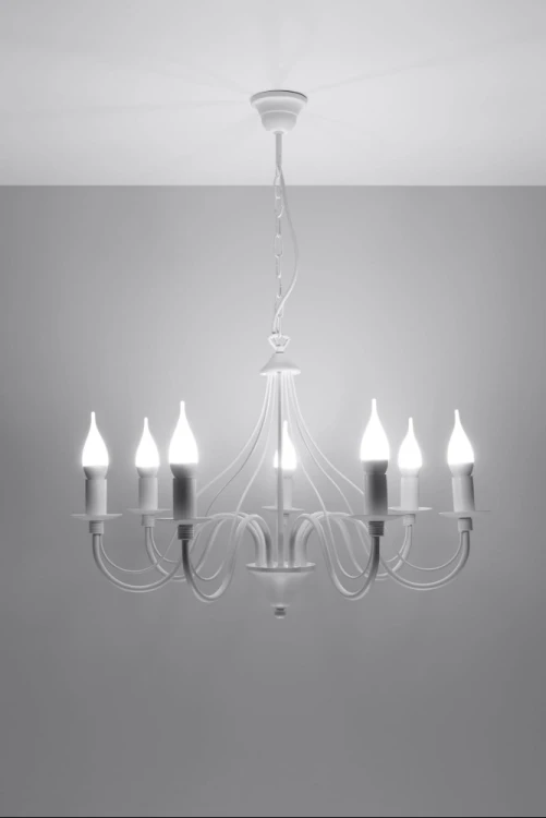 Elegancki żyrandol MINERWA 7xE14 w białym kolorze doskonale pasuje do wnętrz klasycznych, prowansalskich i glamour. Stalowa lampa Sollux SL.0215 ma siedem punktów światła i efektowną formę świecznika. Źródła światła nie są dołączone.