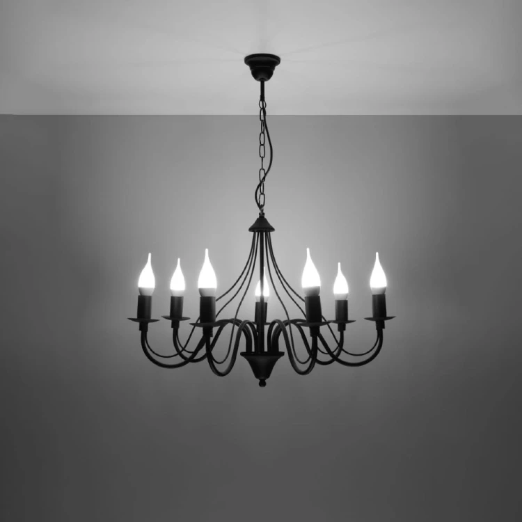 Elegancki żyrandol MINERWA 7xE14 w czarnym kolorze pasuje do wnętrz klasycznych, loftowych, glamour i modern classic. Stalowa lampa Sollux ma siedem punktów światła oraz efektowną formę świecznika. Żarówki nie są dołączone.