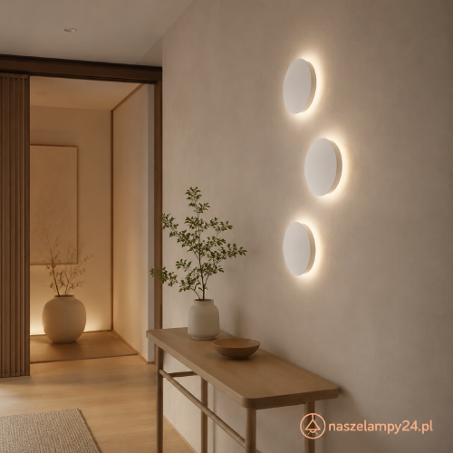 Biały kinkiet SENSES 2xG9 Sollux zachwyca minimalistyczną formą i miękką poświatą na ścianie. Stalowa oprawa o wymiarach 25 × 8 × 29 cm pasuje do wnętrz nowoczesnych, skandynawskich i japandi. Żarówki są niedołączone.