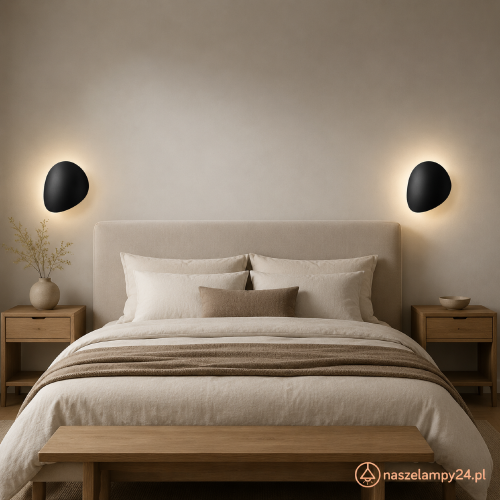 Czarny kinkiet SENSES 2xG9 Sollux wyróżnia się minimalistyczną formą i miękką poświatą na ścianie. Stalowa oprawa o wymiarach 25 × 8 × 29 cm pasuje do wnętrz nowoczesnych, loftowych i japandi. Żarówki są niedołączone.