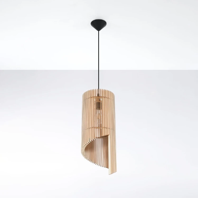 Ażurowa lampa wisząca ALEXIA SL.0640 marki Sollux została wykonana z naturalnego drewna. Smukły klosz o wymiarach 21 × 51 cm mieści jedną żarówkę E27. Źródło światła należy dokupić osobno.
