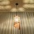 Lampa wisząca ALEXIA drewno 1xE27 Sollux to dekoracyjne oświetlenie nad stół, wyspę i barek. Pionowe listewki oraz spiralne wycięcie nadają kloszowi oryginalny wygląd. Model pasuje do wnętrz japandi, boho i skandynawskich.