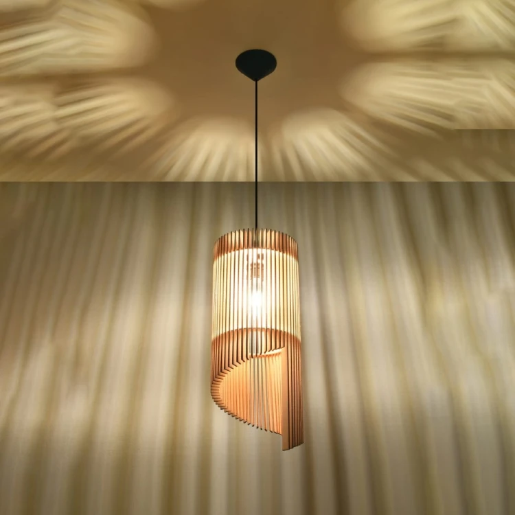 Lampa wisząca ALEXIA drewno 1xE27 Sollux to dekoracyjne oświetlenie nad stół, wyspę i barek. Pionowe listewki oraz spiralne wycięcie nadają kloszowi oryginalny wygląd. Model pasuje do wnętrz japandi, boho i skandynawskich.