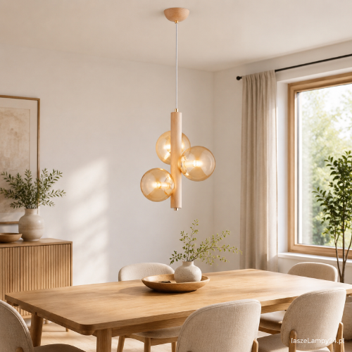 KANET Alfa 62290 to drewniana lampa wisząca z trzema bursztynowymi kloszami w kształcie kul. Złote dodatki podkreślają jej elegancki wygląd. Model 3xE14 o wysokości 58–90 cm sprawdzi się w salonie, jadalni i kuchni.