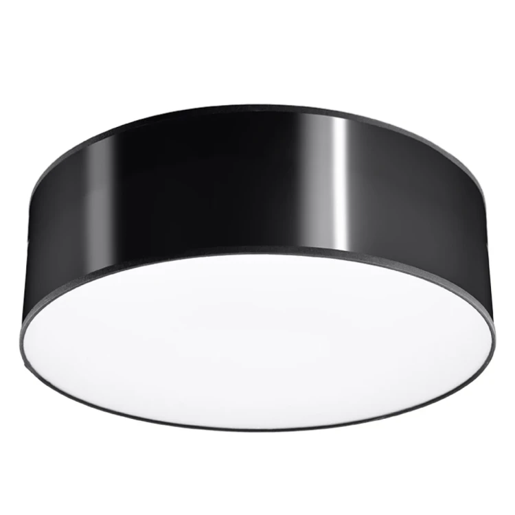 Plafon ARENA 35 cm czarny Sollux to nowoczesna lampa sufitowa 2xE27. Okrągły klosz z PVC ma wysokość 11 cm, dlatego sprawdzi się także w niższych wnętrzach. Idealny do salonu, sypialni, kuchni i biura.