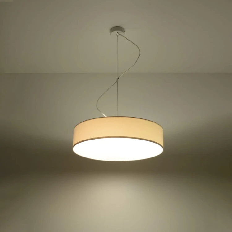 Nowoczesna lampa wisząca ARENA 45 cm biała z trzema oprawkami E27. Okrągły klosz z PVC równomiernie rozprowadza światło i subtelnie uzupełnia wnętrze. Doskonały wybór do jadalni, kuchni, salonu, sypialni lub gabinetu.