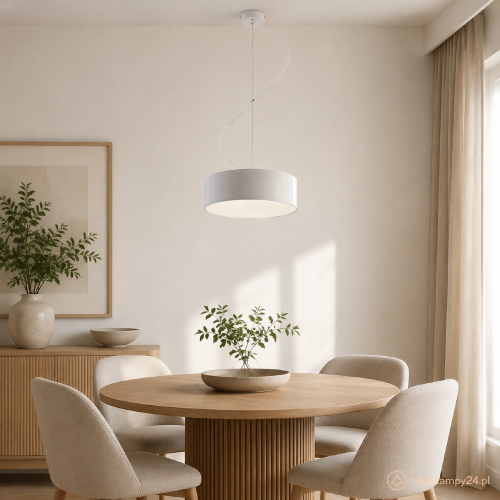 Biała lampa wisząca ARENA 35 cm 2xE27 marki Sollux to eleganckie oświetlenie do mniejszych wnętrz. Prosty, okrągły klosz pasuje do aranżacji nowoczesnych, skandynawskich i klasycznych. Wysokość lampy wynosi 111 cm.
