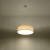 Nowoczesna lampa wisząca ARENA 35 cm biała to funkcjonalne oświetlenie salonu, jadalni, kuchni, sypialni lub gabinetu. Dwa źródła światła E27 równomiernie oświetlają przestrzeń. Żarówki nie znajdują się w zestawie
