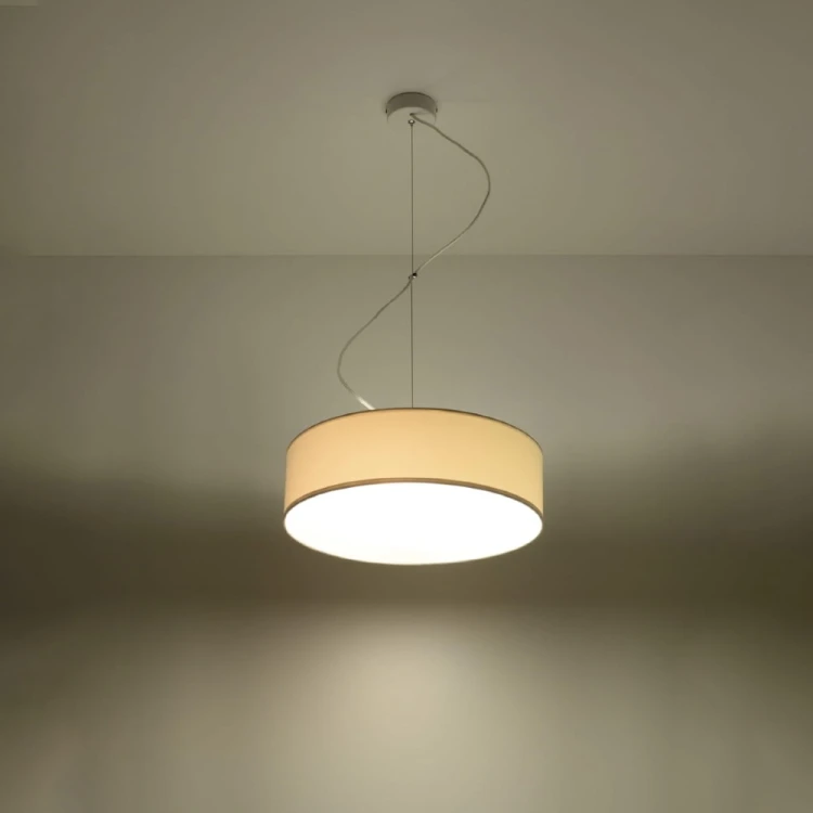 Nowoczesna lampa wisząca ARENA 35 cm biała to funkcjonalne oświetlenie salonu, jadalni, kuchni, sypialni lub gabinetu. Dwa źródła światła E27 równomiernie oświetlają przestrzeń. Żarówki nie znajdują się w zestawie