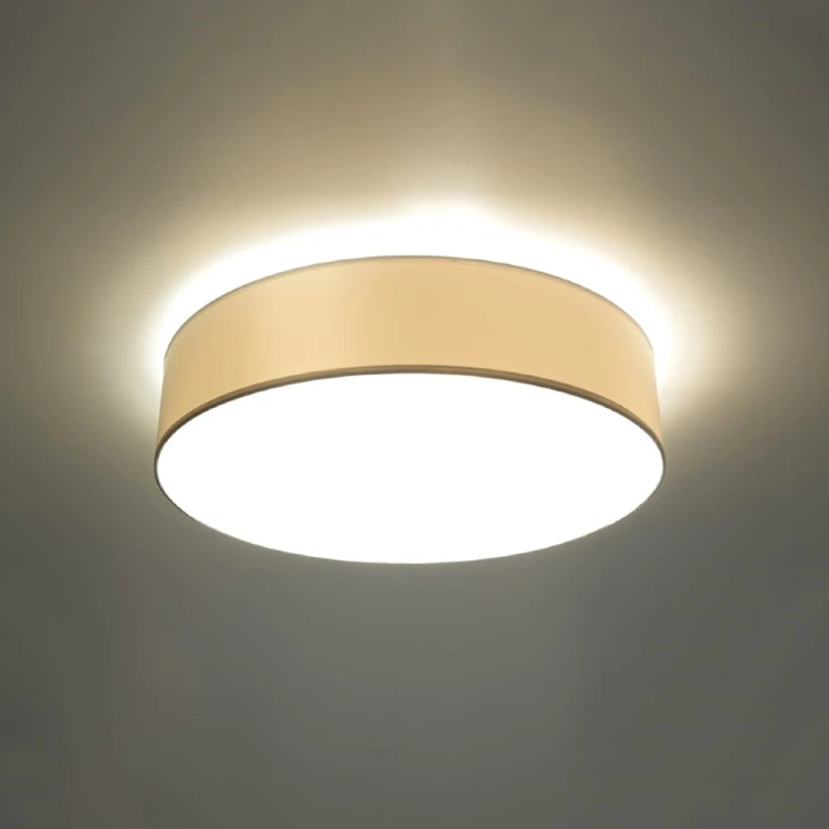 Nowoczesny plafon ARENA 55 cm 4xE27 równomiernie oświetli większy salon, sypialnię, jadalnię lub kuchnię. Biała, minimalistyczna oprawa z PVC ma tylko 11 cm wysokości, dlatego nie zajmuje dużo miejsca pod sufitem.
