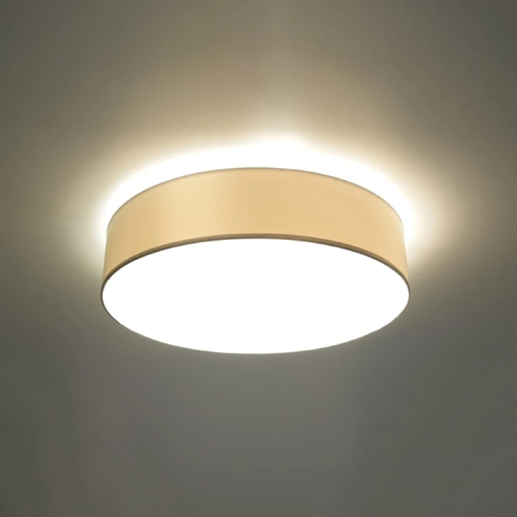 Nowoczesny plafon ARENA 45 cm 3xE27 ma prostą, okrągłą formę i uniwersalny biały kolor. Niska oprawa z PVC przylega do sufitu i nie ogranicza przestrzeni. To praktyczne oświetlenie do mniejszych i średnich pomieszczeń.