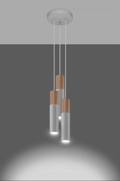Lampa wisząca PABLO 3xGU10 to nowoczesne połączenie bieli i naturalnego drewna. Trzy wąskie tuby kierują światło punktowo w dół, skutecznie oświetlając blat lub stół. Źródła światła LED należy dokupić osobno.