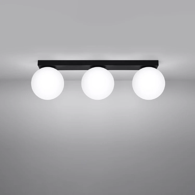 Plafon sufitowy YOLI 3 marki Sollux to trzy mleczne szklane kule umieszczone na czarnej podstawie. Kompaktowa lampa 3xG9 LED sprawdzi się także w pomieszczeniach z niskim sufitem. Źródła światła są dostępne osobno.
