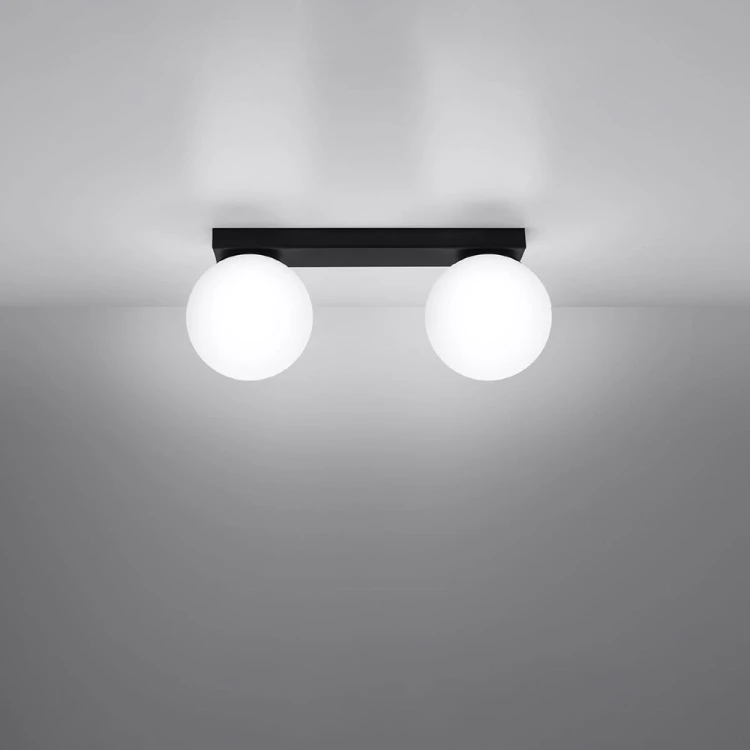 Lampa sufitowa YOLI 2 Sollux z dwoma białymi kulami G9 to funkcjonalne oświetlenie do mniejszych wnętrz. Czarna konstrukcja i kompaktowe wymiary pasują do aranżacji nowoczesnych, loftowych i minimalistycznych.
