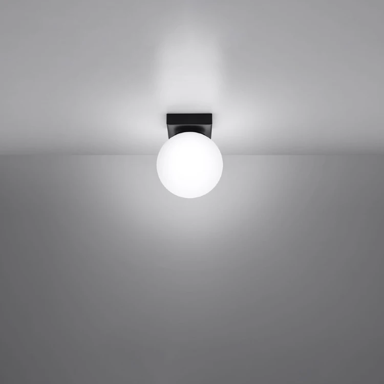 Lampa sufitowa YOLI 1 Sollux z białym kulistym kloszem to funkcjonalne oświetlenie do mniejszych wnętrz. Czarna, kwadratowa podstawa i niewielkie wymiary pasują do aranżacji nowoczesnych i minimalistycznych.