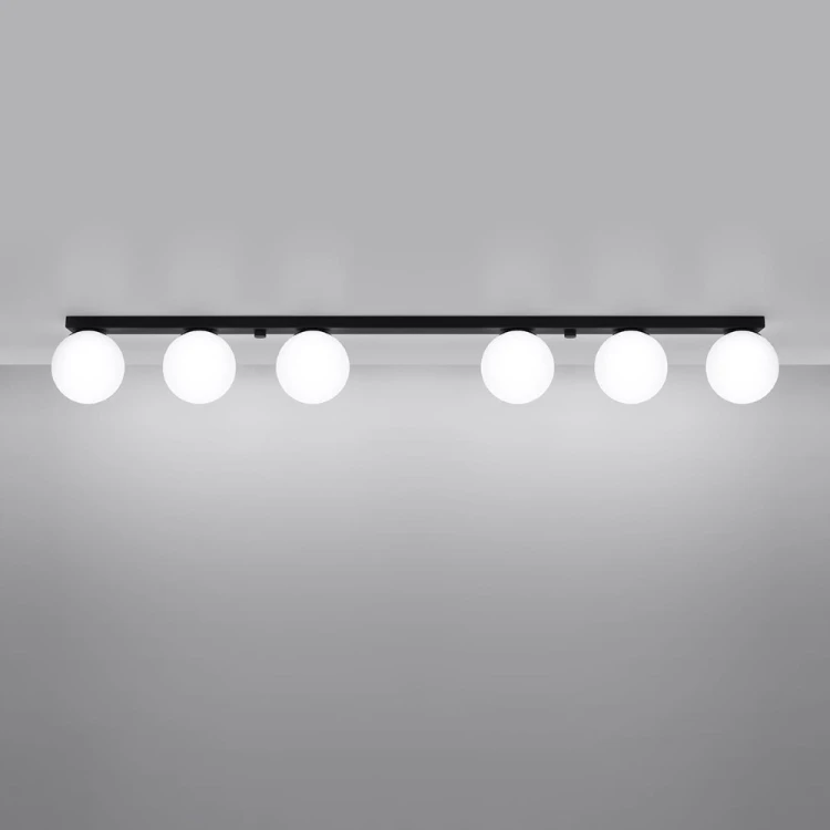 Lampa sufitowa YOLI 6 Sollux z sześcioma białymi kloszami G9 to efektowne oświetlenie nad długi stół lub wyspę. Czarna konstrukcja i niewielka wysokość pasują do nowoczesnych wnętrz.