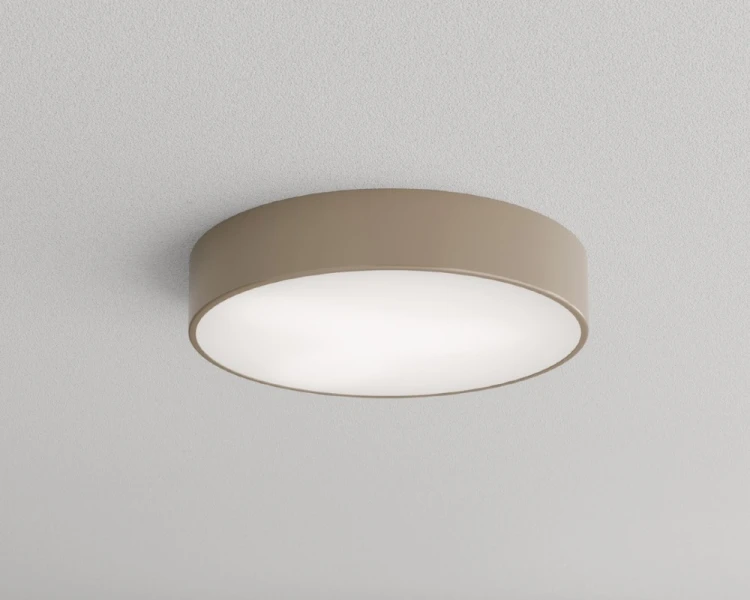 Plafon sufitowy CLEO beżowy 3xE27 to funkcjonalne oświetlenie do nowoczesnego domu. Średnica 40 cm, wysokość 7,5 cm i podział światła 2+1 sprawiają, że lampa doskonale nadaje się do średniej wielkości pomieszczeń.