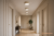 Beżowy plafon CLEO 1xE27 o średnicy 20 cm doskonale sprawdzi się w małym lub niskim pomieszczeniu. Mleczny szklany klosz rozprasza światło, a niewielka forma pozwala zamontować kilka lamp wzdłuż korytarza.