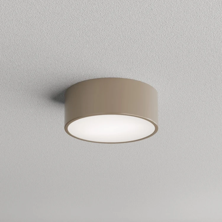 Plafon CLEO beżowy 1xE27 to mała lampa sufitowa do nowoczesnych wnętrz. Średnica 20 cm i niski profil sprawiają, że można stosować go pojedynczo albo stworzyć zestaw kilku plafonów na korytarzu lub w długim holu.